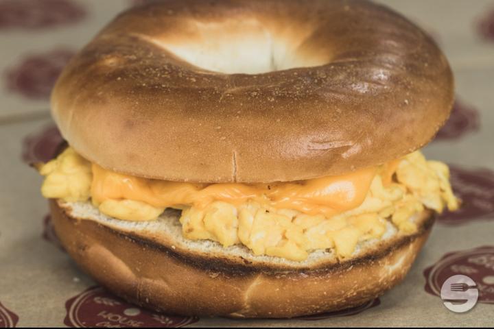 Bagel Morning + jus 4dl - Bagel House Café