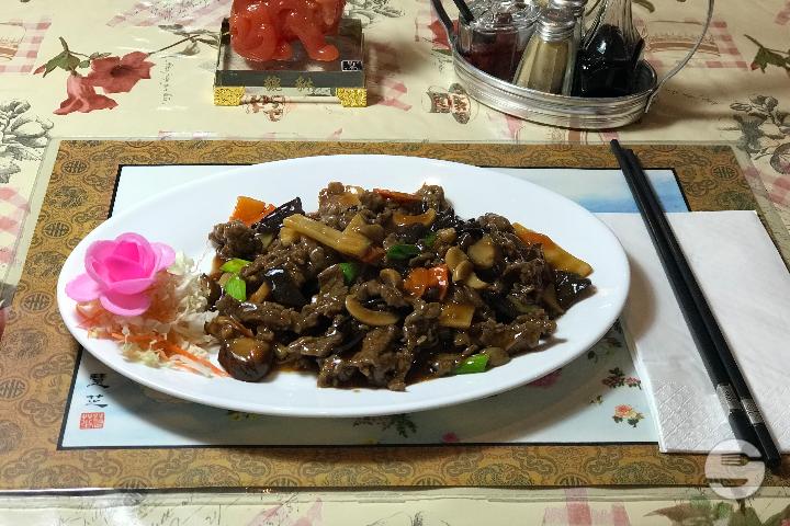 80. Beef with Mushrooms - Le Shanghai