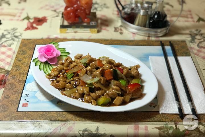 Chicken with chili and peanuts - Le Shanghai