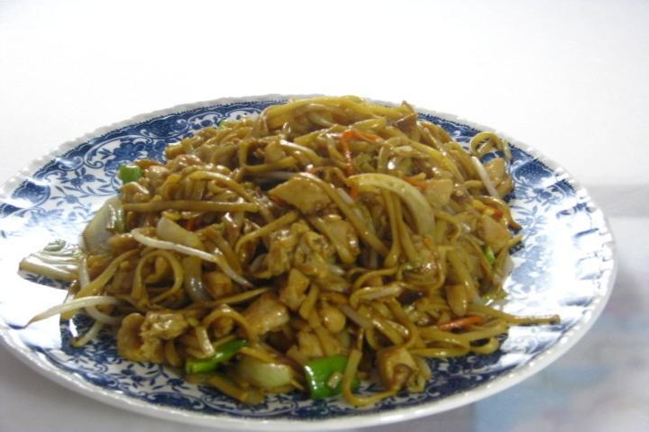 106. Sautéed Noodles with Vegetables - Le Shanghai