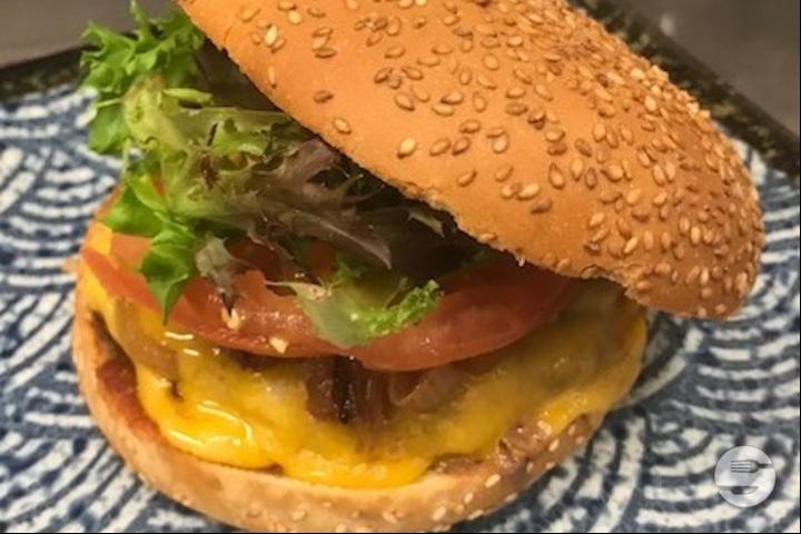 Beef Burger , frites maison et salade - Yamori Izakaya