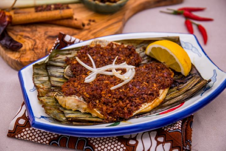 Ikan Pangang - Filet de dorade grillé à la sauce de piments sur feuilles de banana - Jeck's place