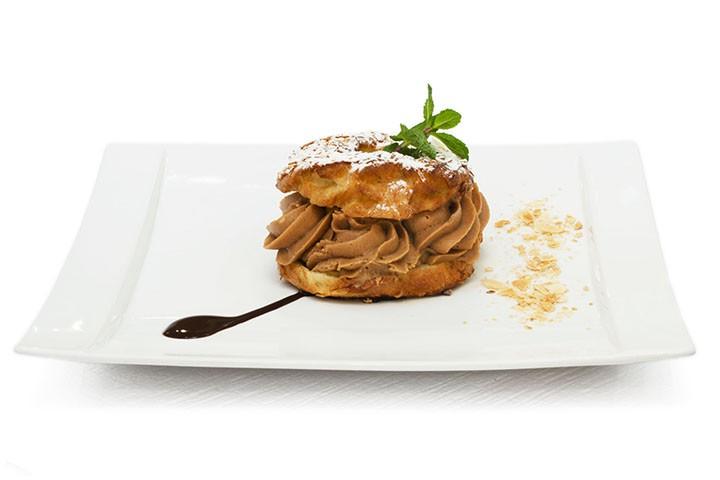 Round choux pastry filled with hazelnut cream - Café du Centre