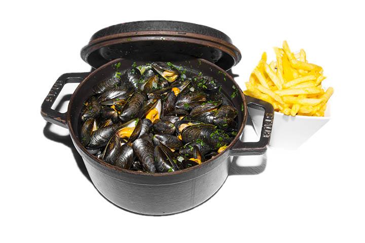 Pot of mussels with white wine - Café du Centre