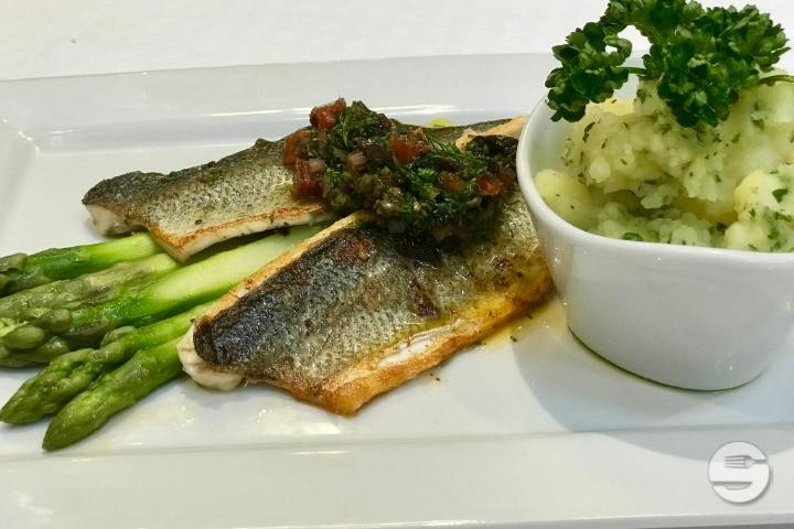 Filets de bar à la plancha, vinaigrette Niçoise - Café du Centre