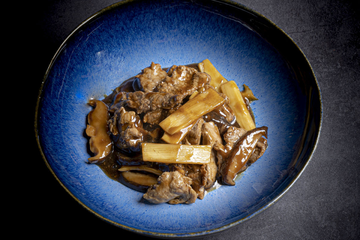 305. Beef with Bamboo Sprouts & Fragrant Mushrooms - La Baguette d'Or