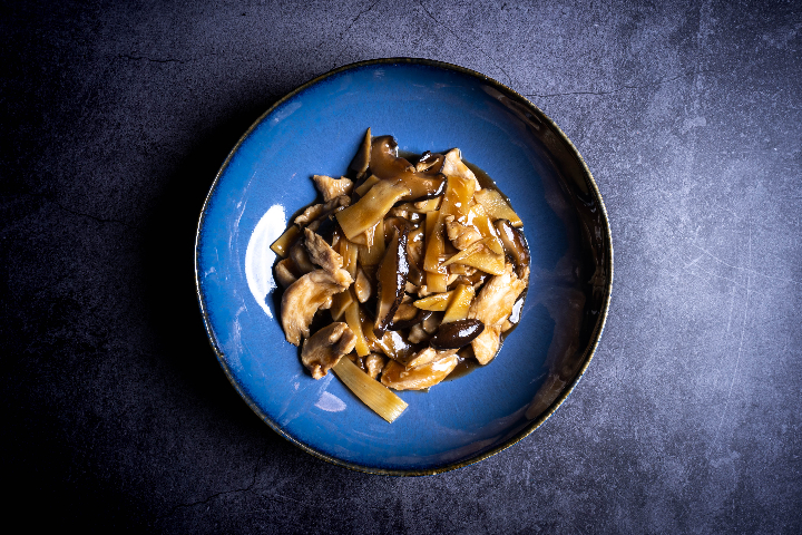 210. Stir-Fried Chicken with Mushrooms and Bamboo Shoots - La Baguette d'Or