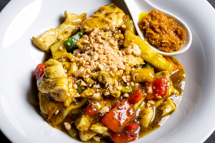 213. Stir-Fried Chicken with Lemongrass - La Baguette d'Or