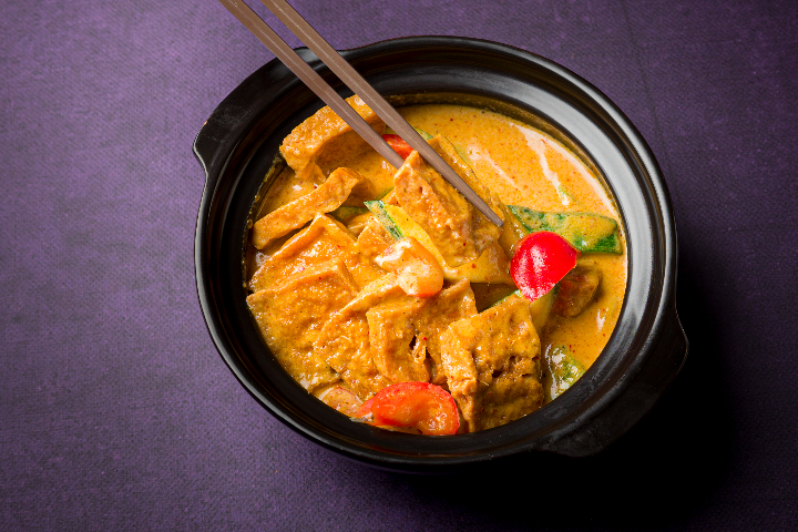 Fried tofu stew with red pasta curry and coco milk - La Baguette d'Or