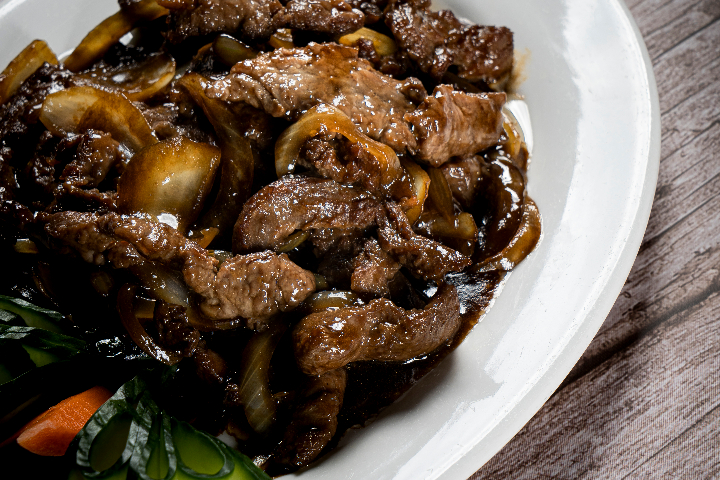 312. Sauted Beef with onions - La Baguette d'Or
