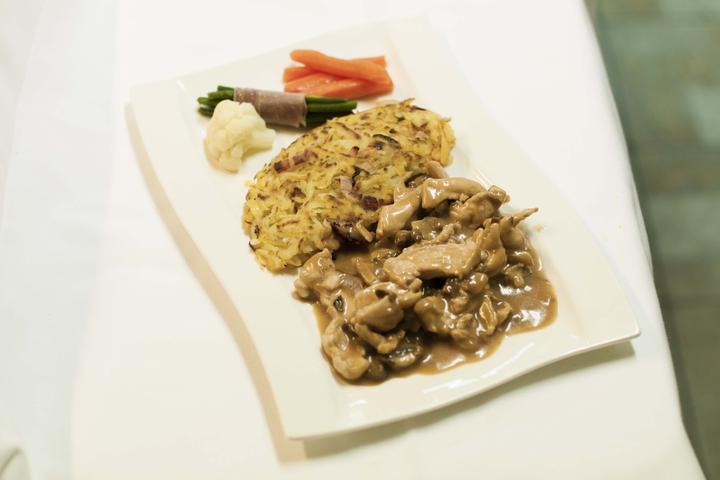 Thin slices of veal with cream and rösti - La Désalpe *