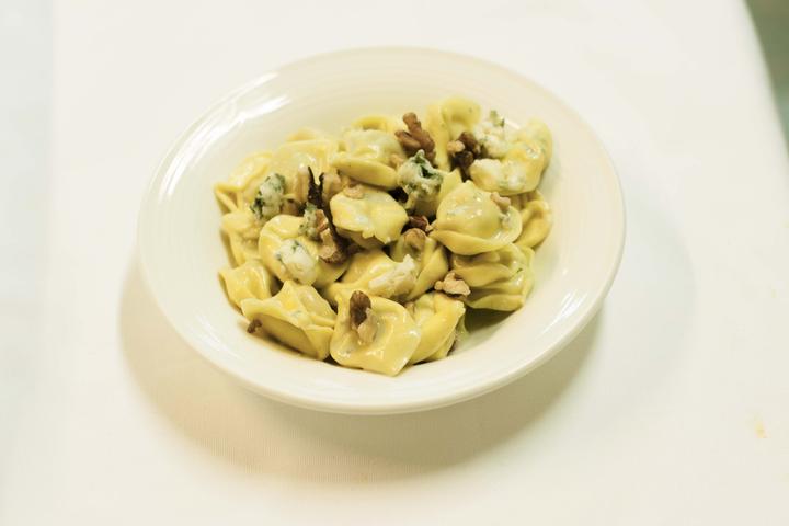 Roquefort tortellini with walnuts - La Désalpe *