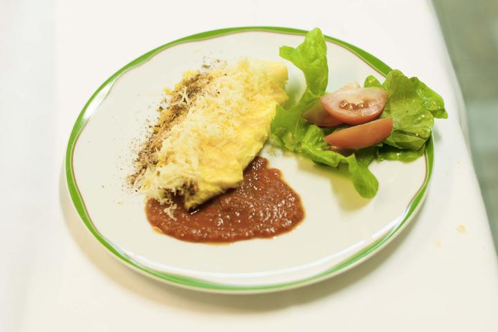 Cheese omelette with tomato sauce - La Désalpe *
