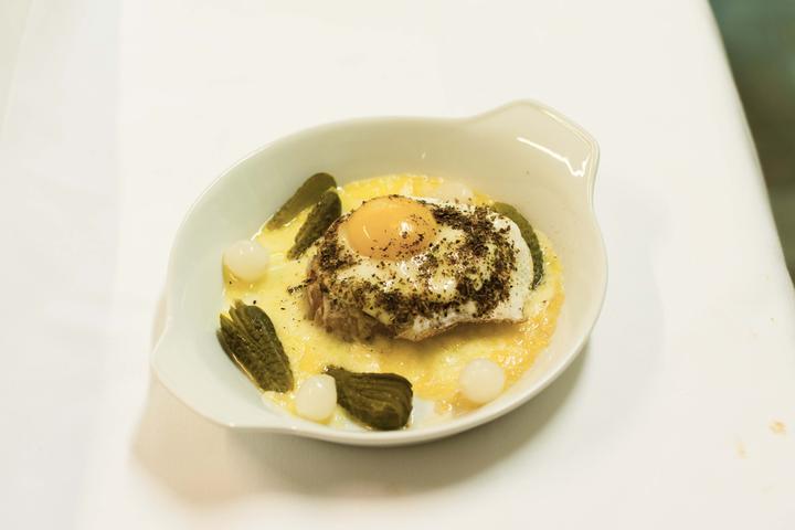 Croûte au fromage with ham and eggs - La Désalpe *