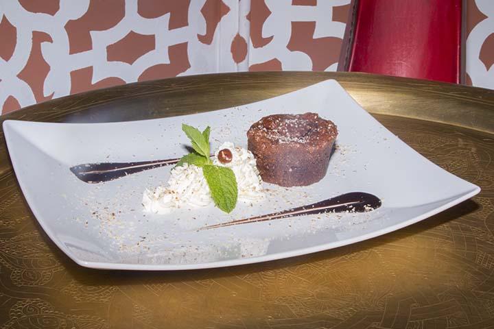 Soft chocolate and hazelnuts cake - La Caravane Passe