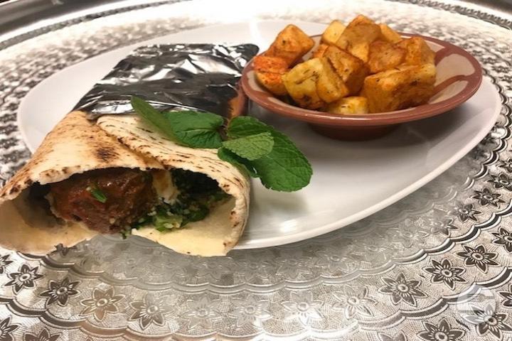 Sandwich: Pain Pita et Boulettes Kafta - La Caravane Passe