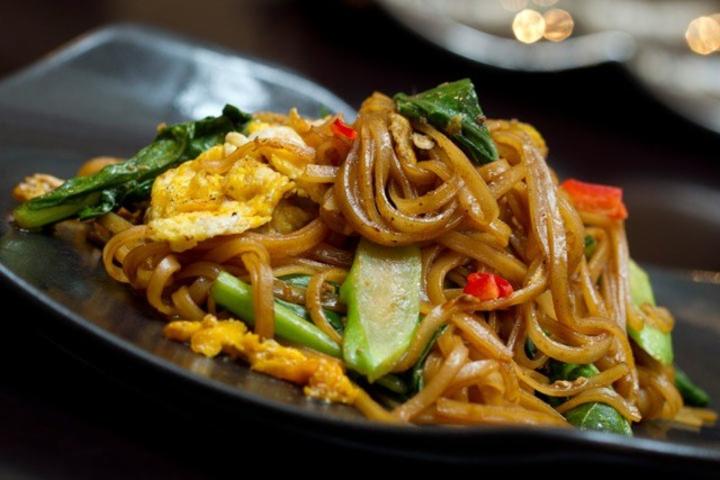 Stir-fried rice noodles with Thai broccoli - Thaï