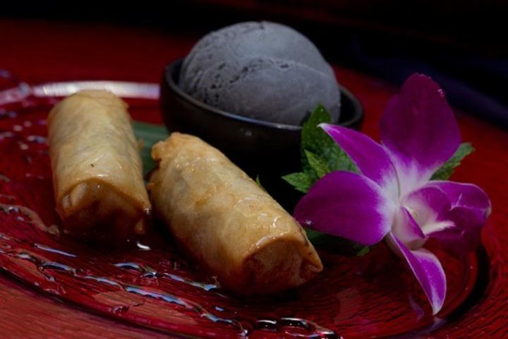 Banana spring rolls, toasted black sesame ice-cream - Thaï