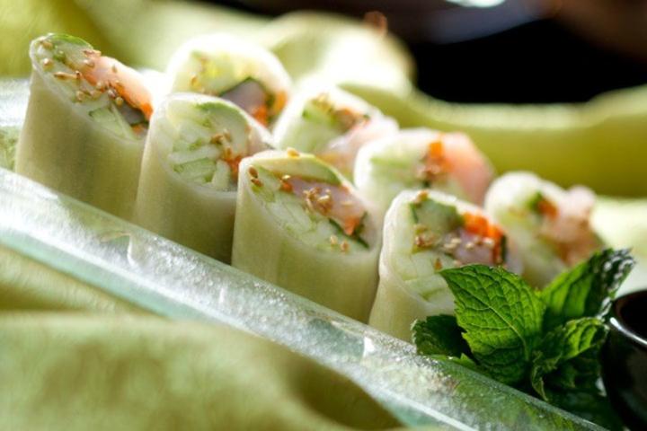 Fresh summer rolls, shrimp and avocado - Thaï