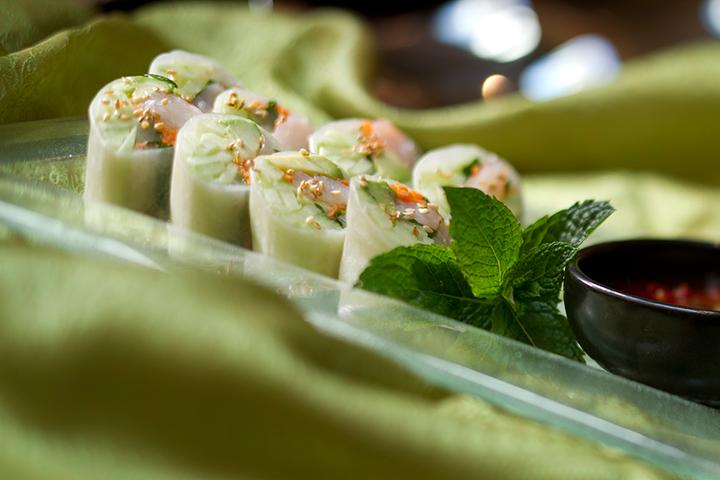 Crispy fresh vegetable and avocado summer rolls - Thaï