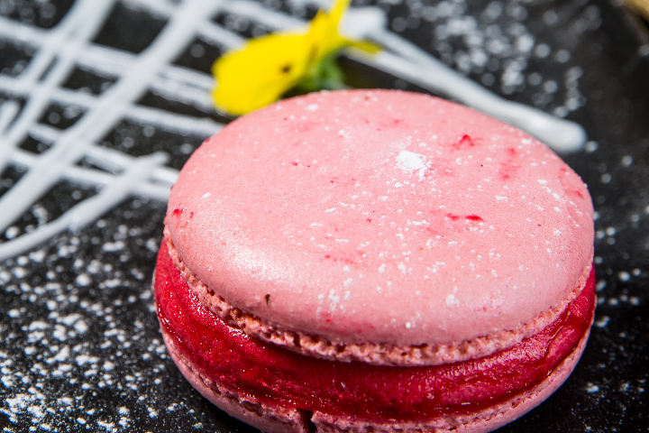 Macaron framboise garni sorbet framboise - Thaï