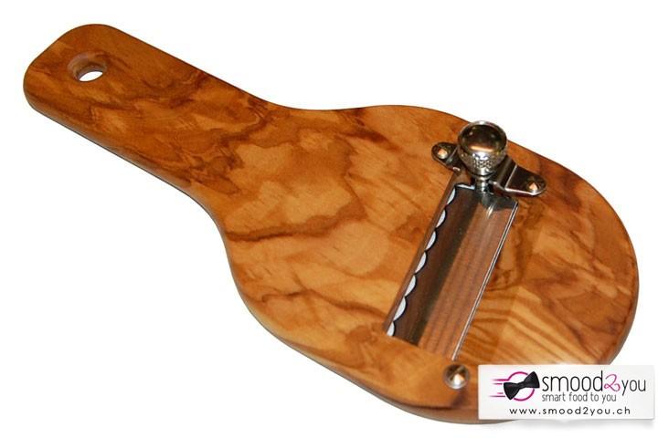 Truffle grater made from olive tree wood - Planet Caviar