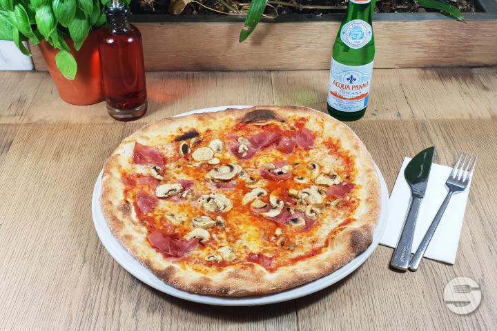 Pizza Proscciutto e Funghi - Vasano Ristorante