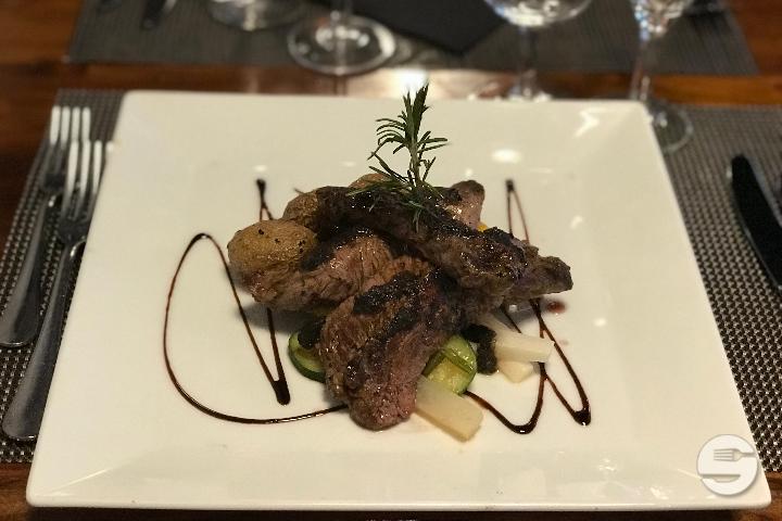 Tab of veal tagliata, topped with olives and peppers - Le Réservoir