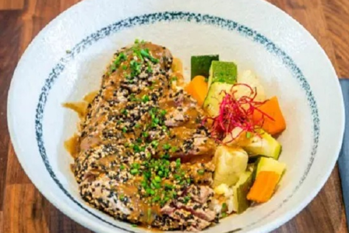 Semi-Cooked Wild Tuna over Rice with Vegetable - Chouchouette