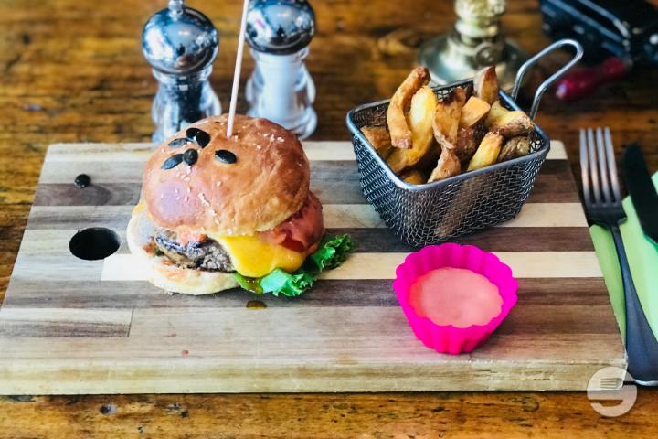 Dumb Trump - Cheddar Cheese Burger - Le Chausse Coqs