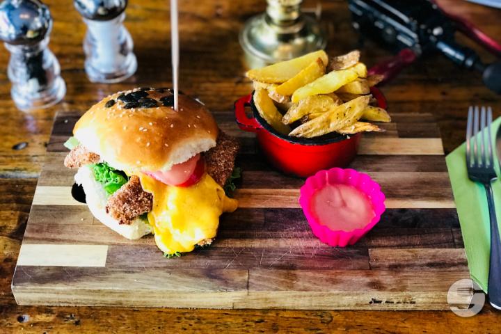 Le Crispy - Chicken Cheese Burger - Le Chausse Coqs
