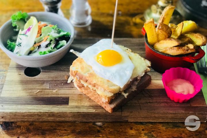 Le "Chausse-Coqs" Club Sandwich - Le Chausse Coqs