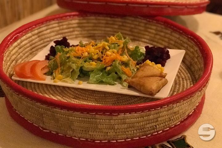 Salade avec Samboussa Viande Hachée - Abyssinia