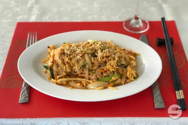 916. Chicken fried rice noodles - Le Jade