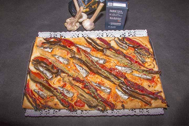 Coca de sobrasada from Mallorca and pickles peppers - Le Tupper