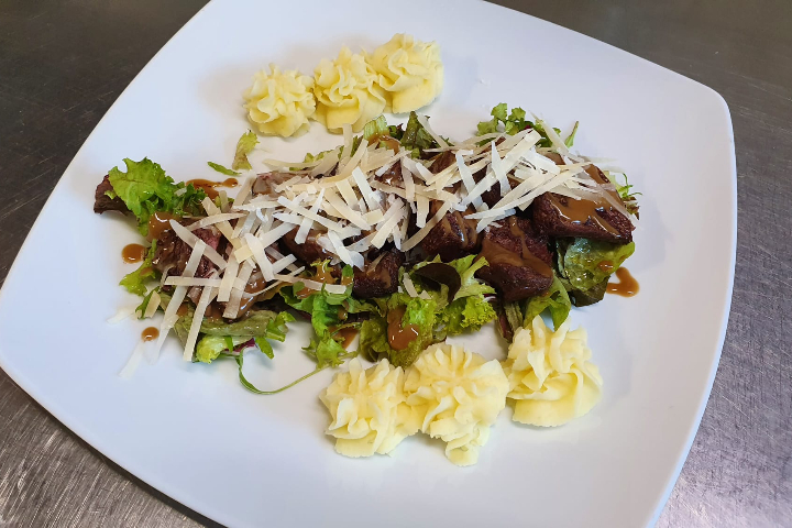 Tagliata de filet de boeuf, vinaigrette balsamique et coupeaux de parmesan - Pasta e Sfizi