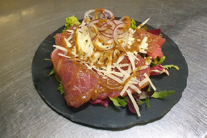 Carpaccio de thon rouge, oignons rouges, pecorino et balsamique - Pasta e Sfizi