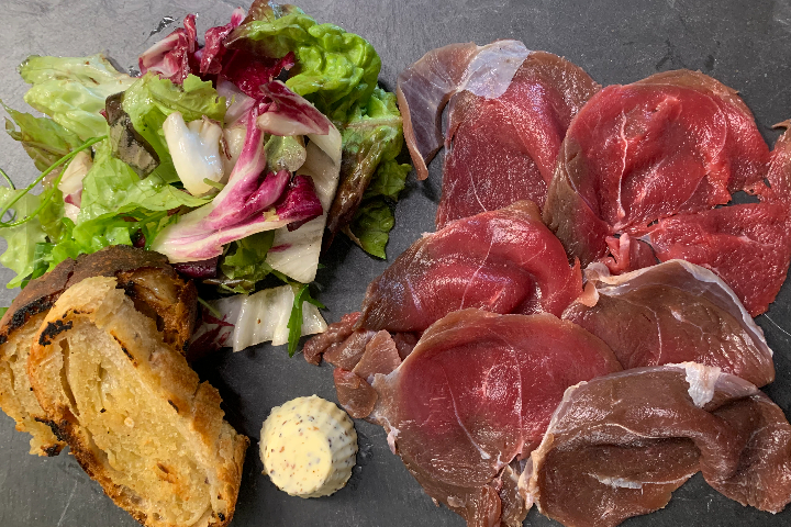 Carpaccio de chevreuil PastaeSfizi Dalwhinnie, beurre au genévrier et salade - Pasta e Sfizi