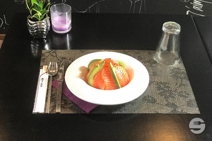 Chirashi Saumon, avocat, oeufs de saumon et riz vinaigré - Le Duo Thai & Sushi
