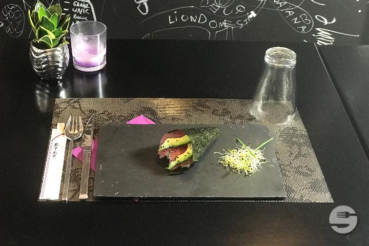 Temaki Saumon , crème cheese et avocat - Le Duo Thai & Sushi
