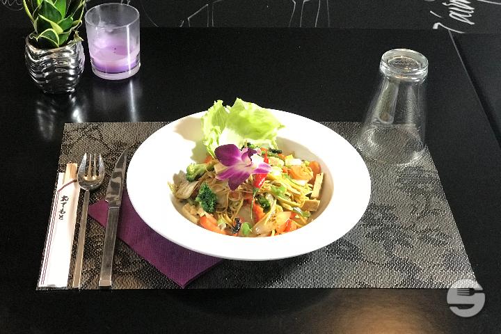 Nouilles sautées au Poulet et Légumes - Le Duo Thai & Sushi