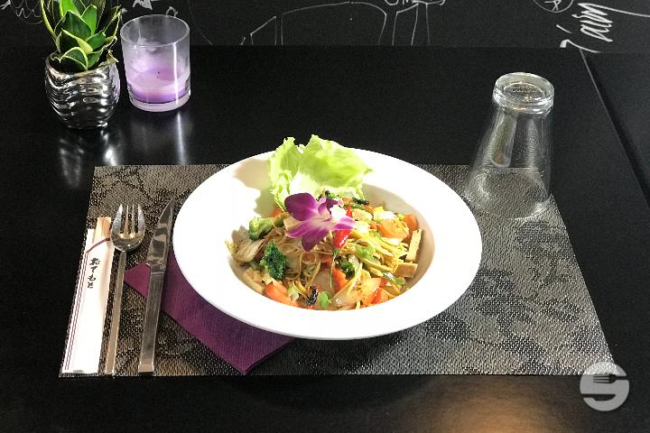 Nouilles sautées aux Crevettes et Légumes - Le Duo Thai & Sushi