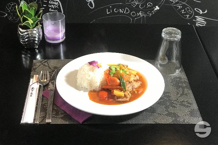 Plat à la Sauce Aigre-Douce - Le Duo Thai & Sushi