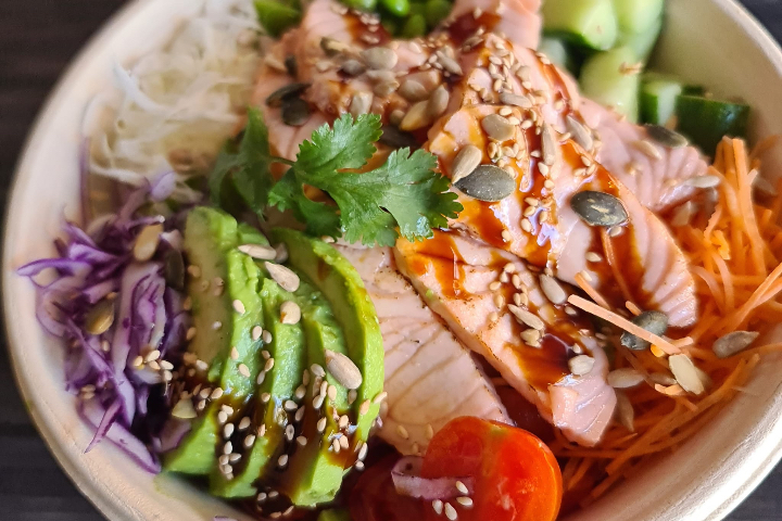 Poké Bowl Saumon Saisi & Sésame - Le Duo Thai & Sushi