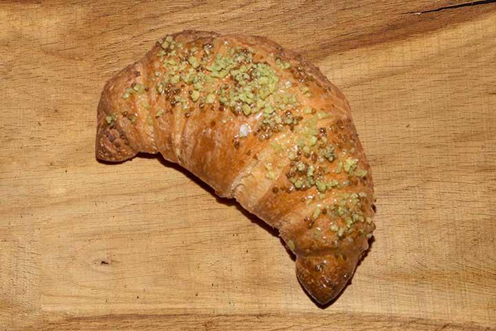 Croissant stuffed with pistaccio - Aux Origines du Goût