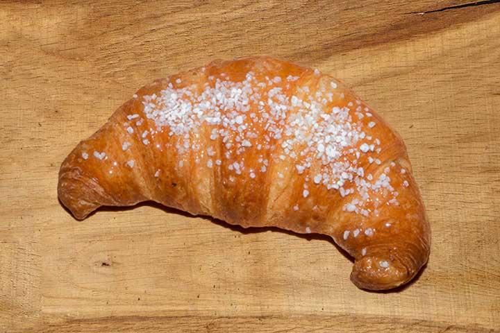 Croissant stuffed with apricot marmelade - Aux Origines du Goût
