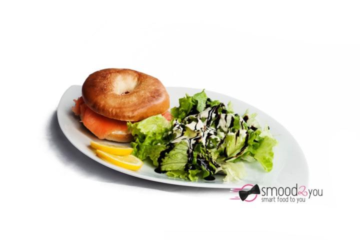 Bagel with salmon, cream cheese & salad - Happy Days