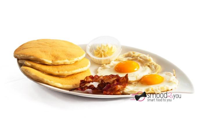 Pancakes, 2 eggs, bacon or ham - Happy Days
