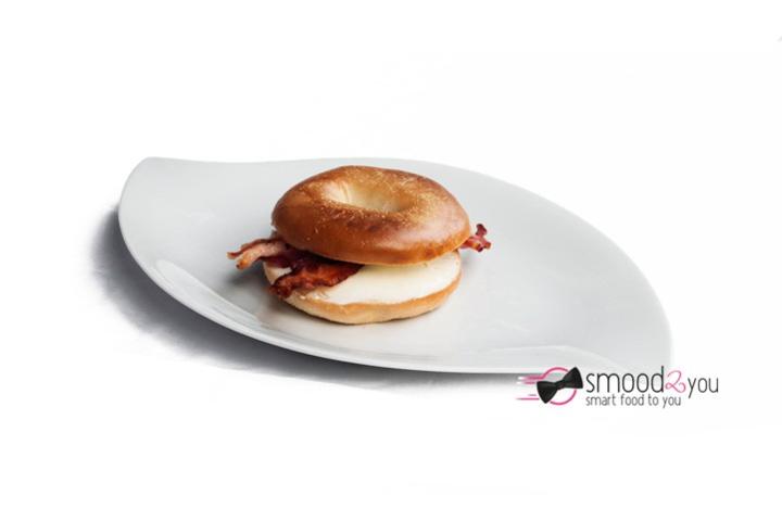 Toasted bagel with cream cheese and bacon - Happy Days