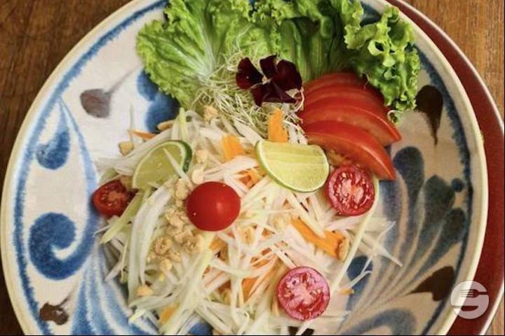 Salade de Papaye Betterave Crevettes Grillées - Jeab Fine Cuisine Thaï